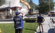 İBB, Kadıköy ve Üsküdar’daki kaçak büfeleri yıktı