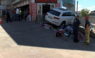 Çekmeköy'de bir otomobil kaldırımdaki iki kadını ezdi