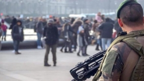 Paris'te askere saldırı: 6 yaralı